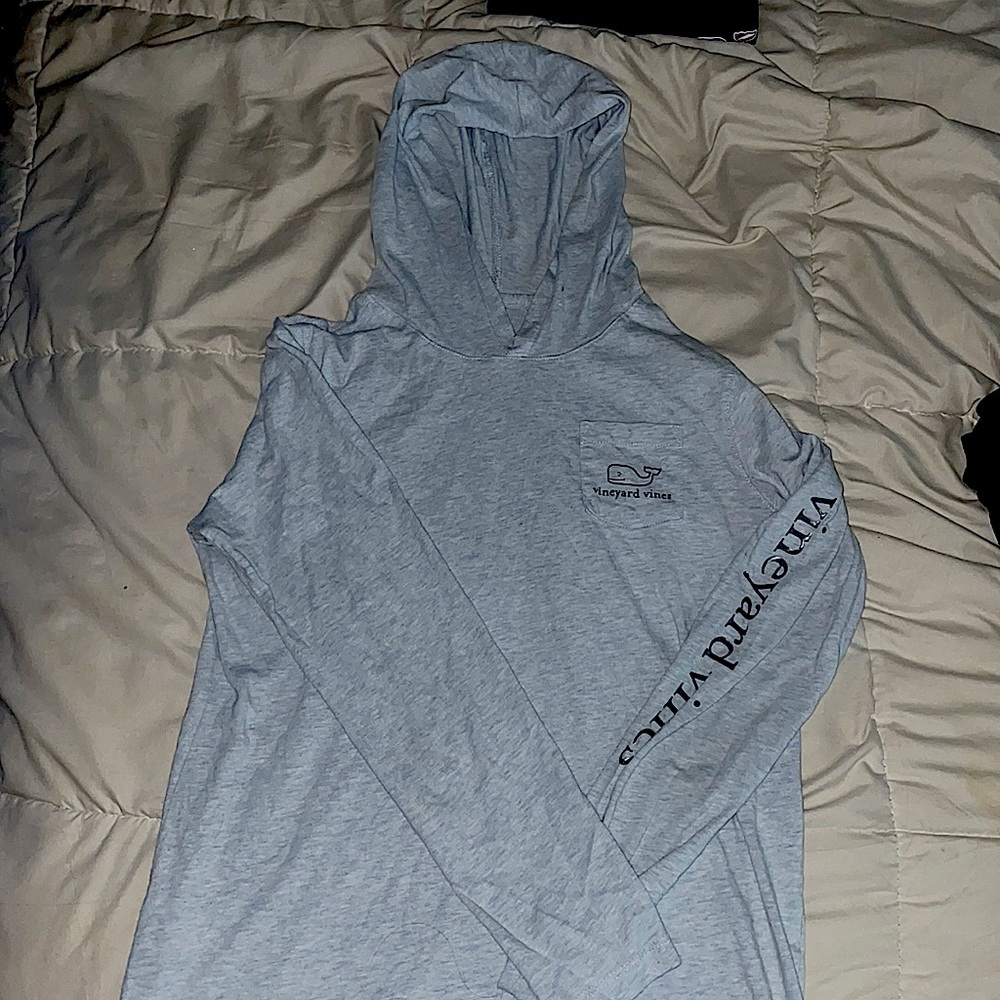 Vineyard Vines lightweight grey hooded long sleeve. size XL, runs small